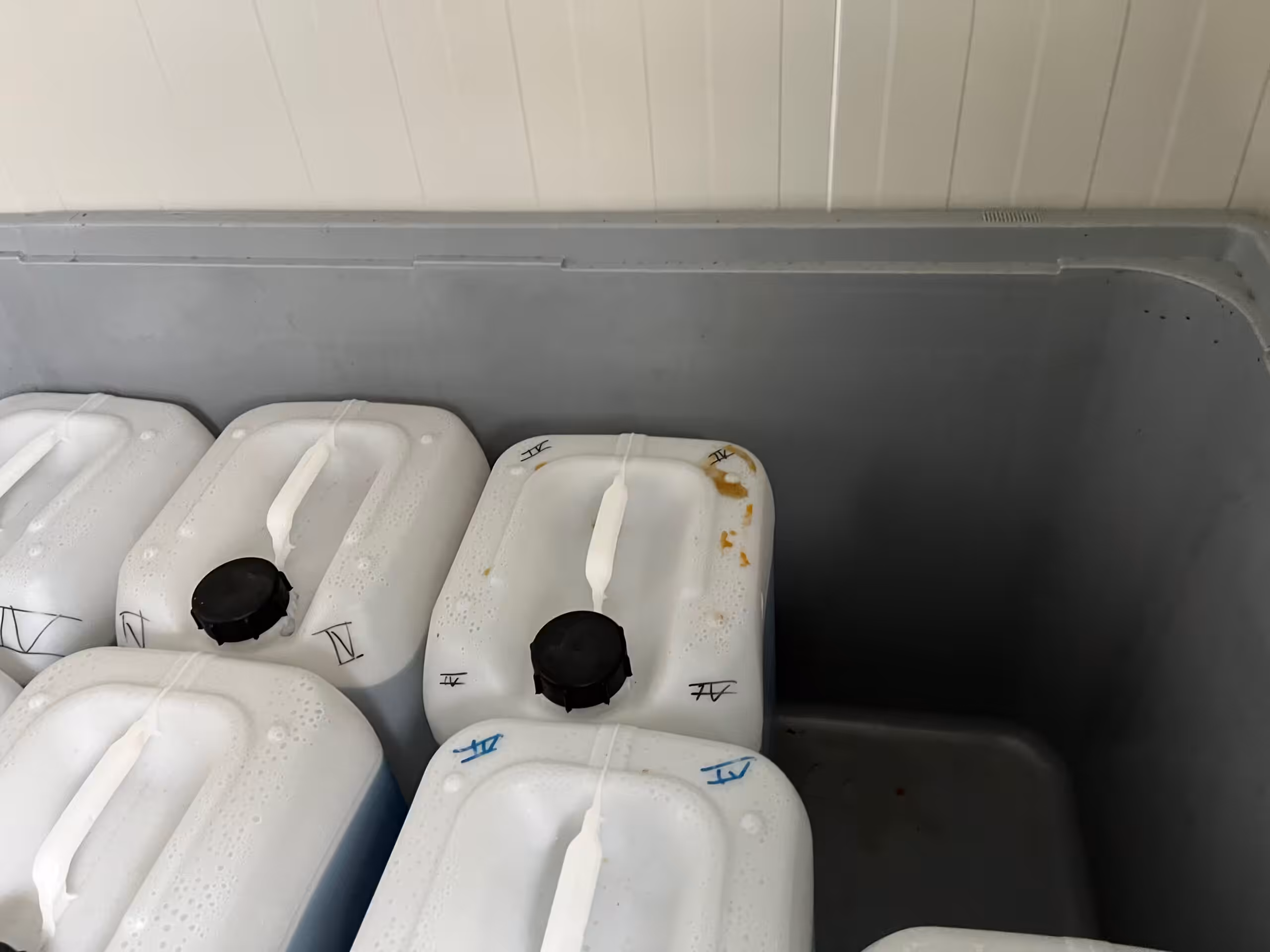 Resten van gevaarlijke stoffen op jerrycan